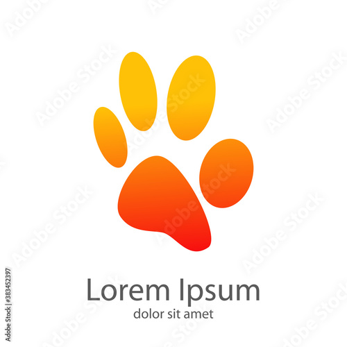 Cuidado de mascotas. Logotipo zarpa de gato en perspectiva en color naranja