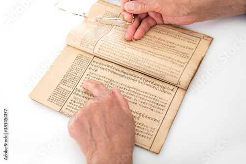 Canvastavla The old man is flipping through an old book