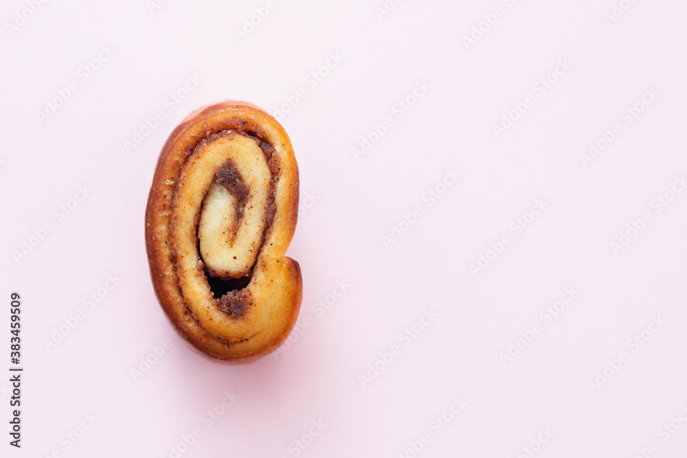 Fototapeta premium bun with cinnamon on pink background