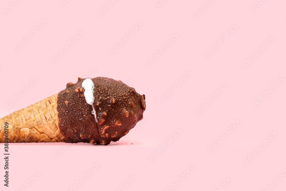 Helado cono de chocolate sobre un fondo rosa pastel liso y aislado. Vista  de frente. Copy space Stock Photo | Adobe Stock