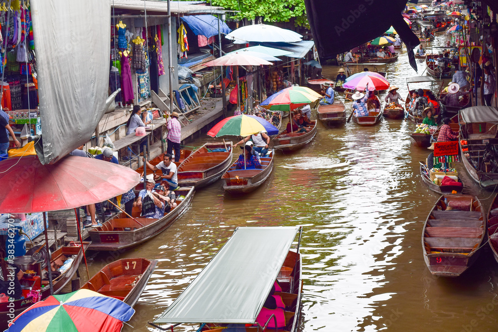 Obraz premium traveler in floating market