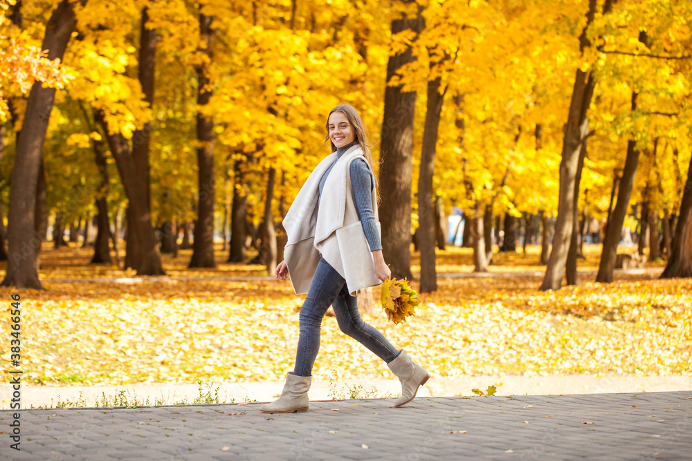Obraz premium young beautiful blonde girl walking in autumn park