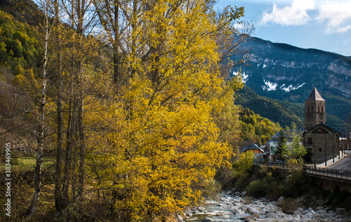 Bonito paisaje de otoño en un pueblo de los Pirineos (Bielsa)