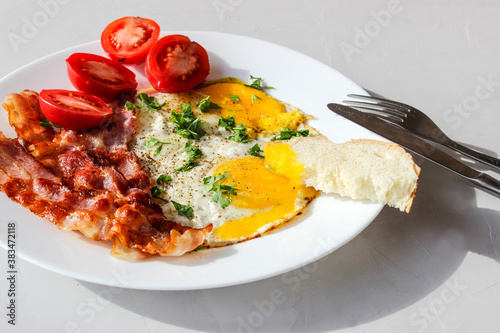 breakfast heifer scrambled eggs, tomatoes, fried bacon