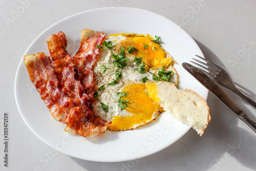 breakfast heifer scrambled eggs, tomatoes, fried bacon