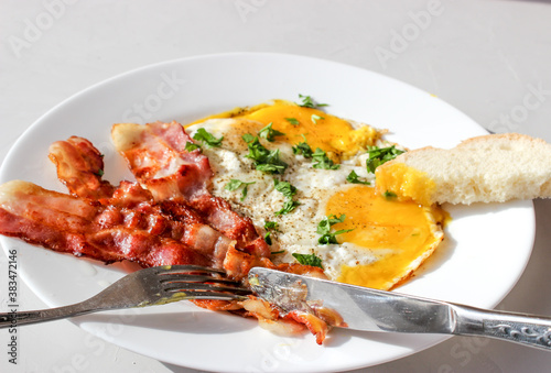 breakfast heifer scrambled eggs, tomatoes, fried bacon