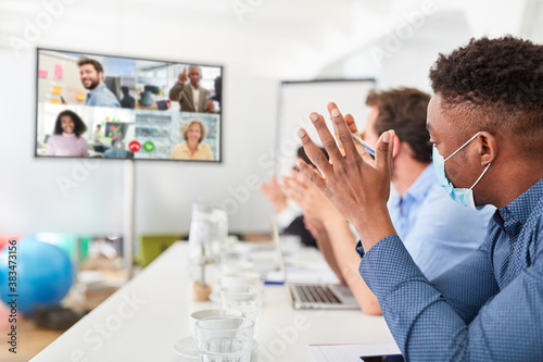 Business Leute in einer Videokonferenz im Büro photo