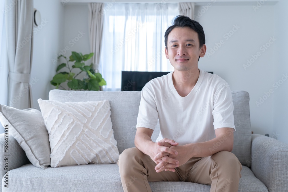 Fototapeta premium 部屋でくつろぐアジア人男性