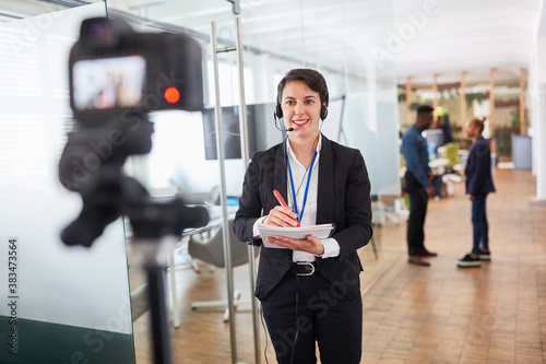 Junge Business Frau vor einer Video Kamera photo