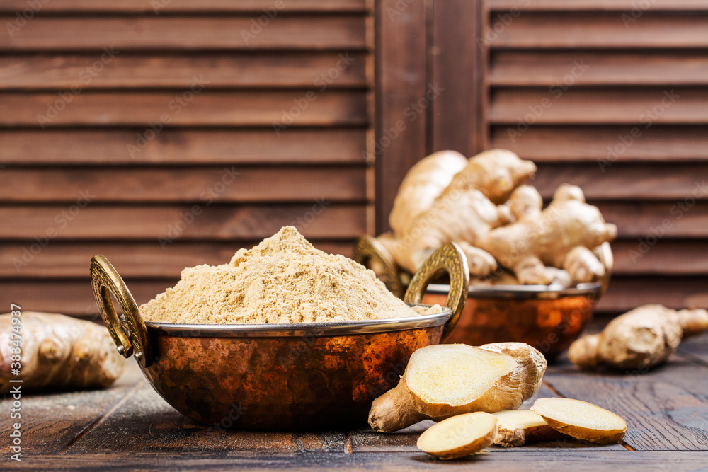 Fototapeta premium Ginger powder and fresh root