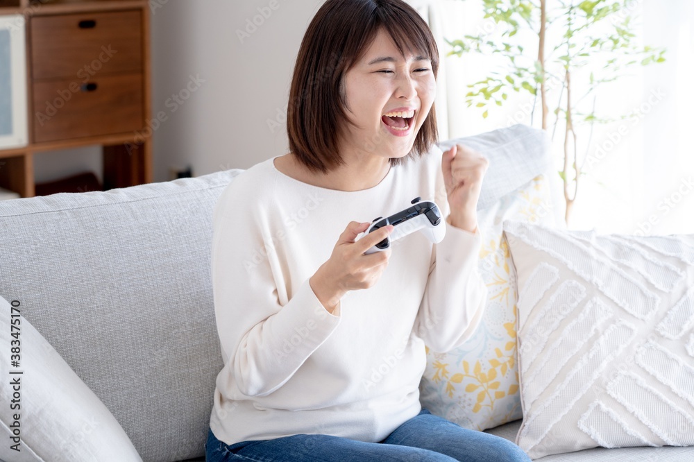 家でゲームをするアジア人女性 家でゲームをするアジア人女性