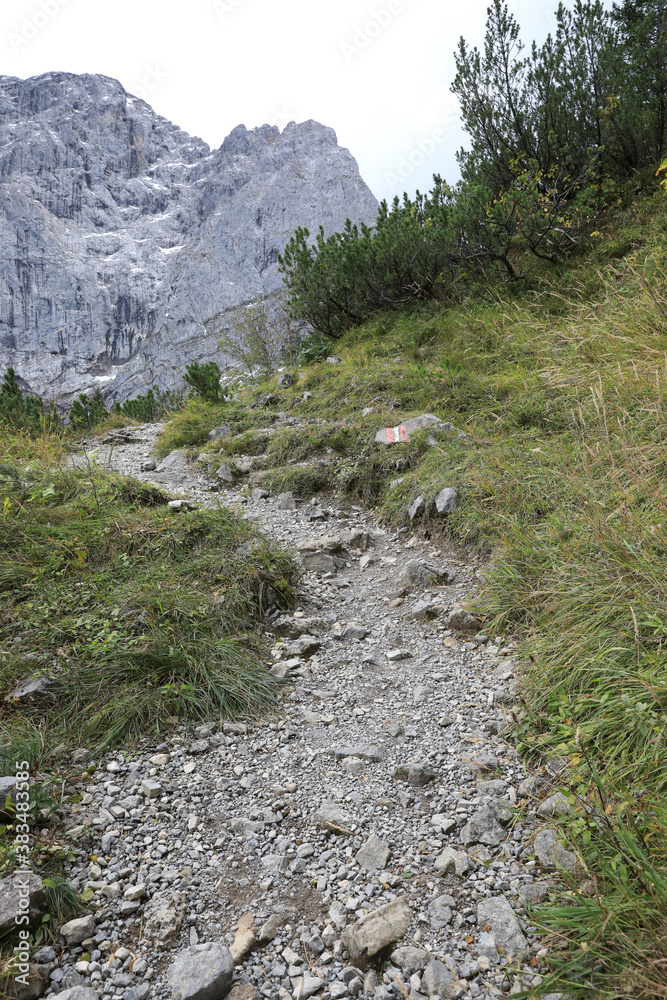 Wanderweg mit Markierung im Karwendelgebirge in Österreich / Tirol