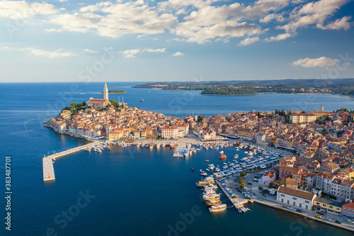 Fototapeta Naklejka Na Ścianę i Meble -  Aussicht auf den Hafen und die Altstadt von Rovinj in Kroatien 