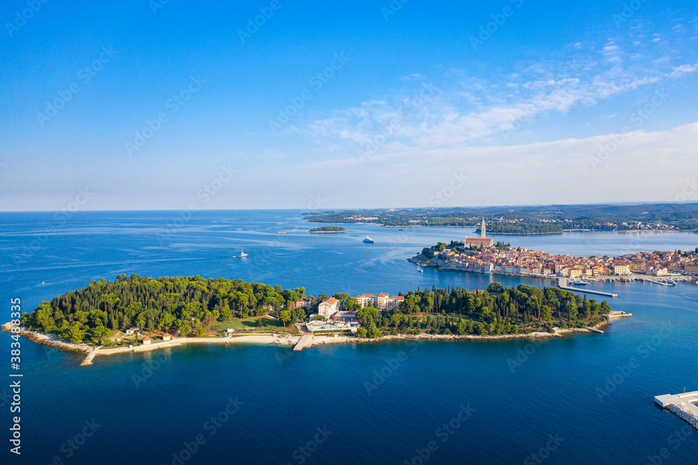 Aussicht auf die Bucht von Rovinj mit seiner vorgelagerten Insel sowie der Altstadt im Hintergrund