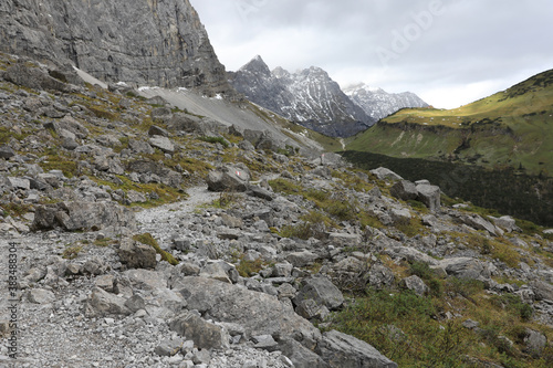 Wanderweg mit Markierung im Karwendelgebirge in Österreich / Tirol