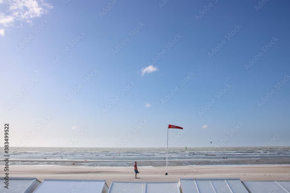 Obraz premium scène de vie sur le bord de la mer du nord en belgique dans la ville de de Han ( le coq)