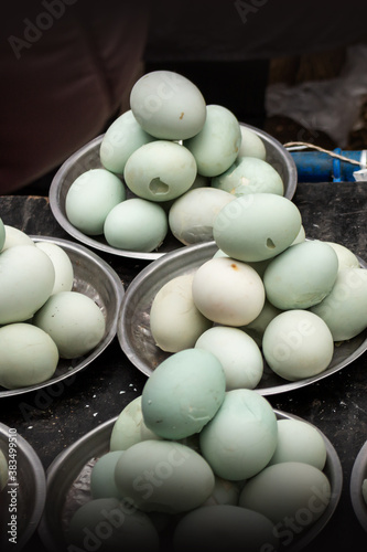 Tausendjährige Eier. Fermentierte Eier mit grüner Schale.