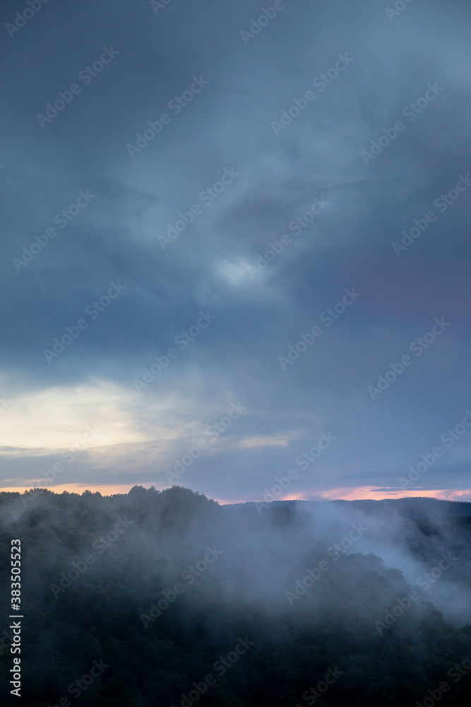 Abend Nebel über Landschaft mit bewaldetem Tal