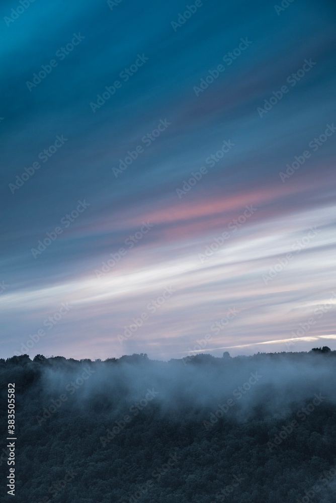 Fototapeta premium Abend Nebel über Landschaft mit bewaldetem Tal