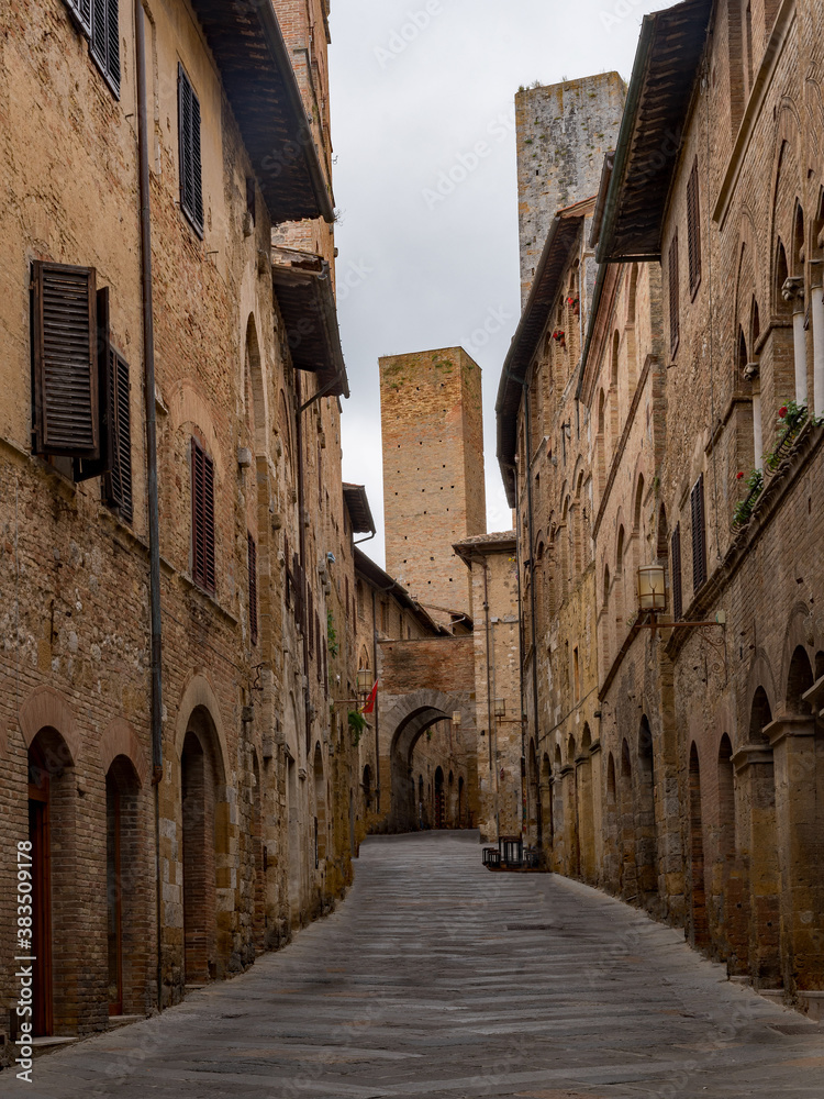Gasse in der Altstadt von San Gimignano in der Toskana in Italien 