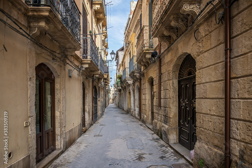 Enge Gasse in einer sizilianischen Altstadt als typische italienische Innenstadt