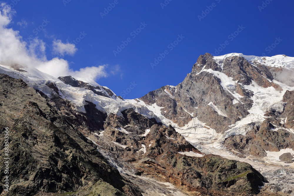 Panorama delle cime del Monte Rosa con cielo azzurro