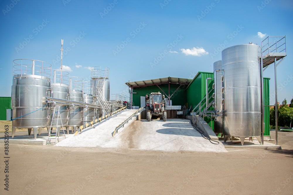 Obraz premium Big stainless steel reservoirs for the fermentation of wine.