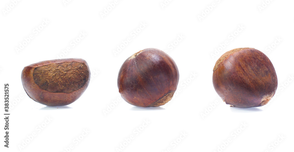 Fototapeta premium Chestnuts isolated on white background