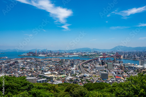 夏の高塔山展望台から見る北九州の都市景観