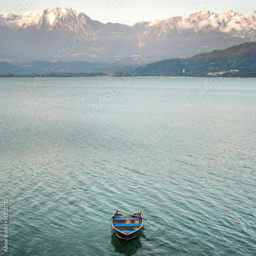 boat on the lake © Tatiana Zaghet