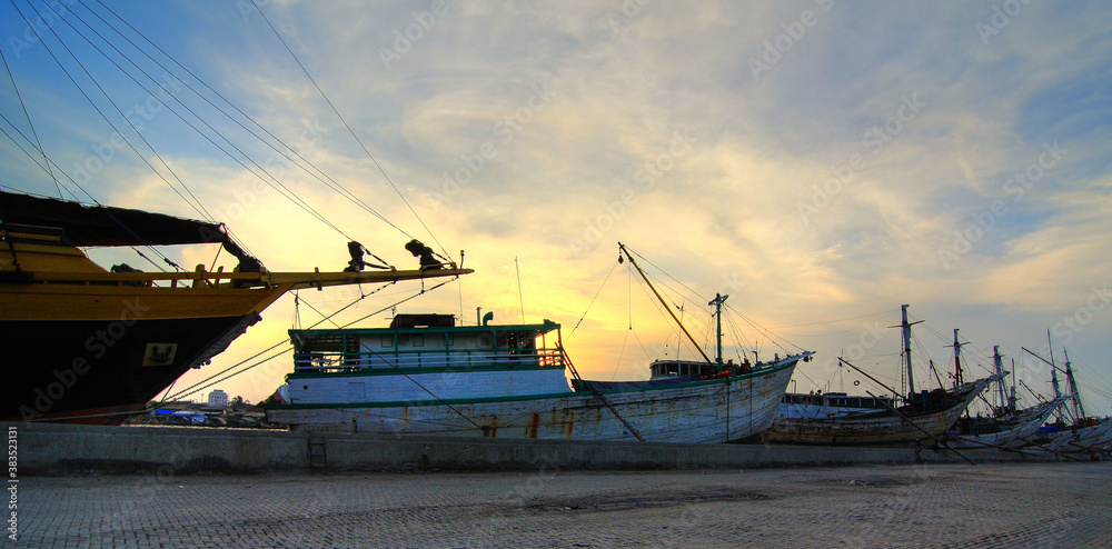 Fototapeta premium fishing boat in the sea