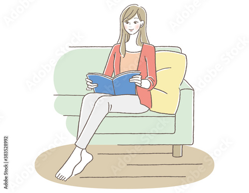 本を読みながらソファで寛ぐ女性（ライトなし）
