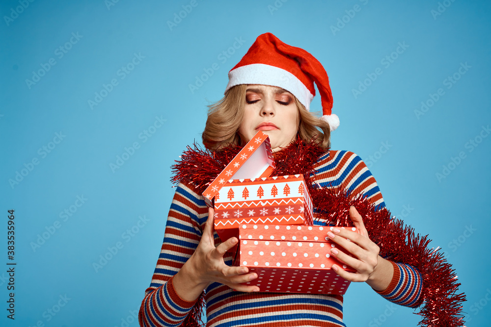Obraz premium woman wearing santa claus hat and gift boxes christmas new year