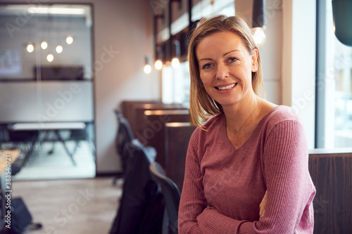Foto Head And Shoulders Portrait Of Smiling Mature Businesswoman  Working In Modern O