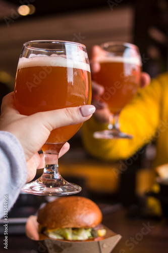 Εκτύπωση καμβά Boy and girl clink glasses of beer