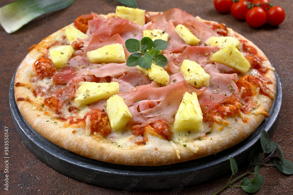 pizza con prosciutto e ananas su sfondo ruggine pizza con prosciutto e ananas su sfondo ruggine