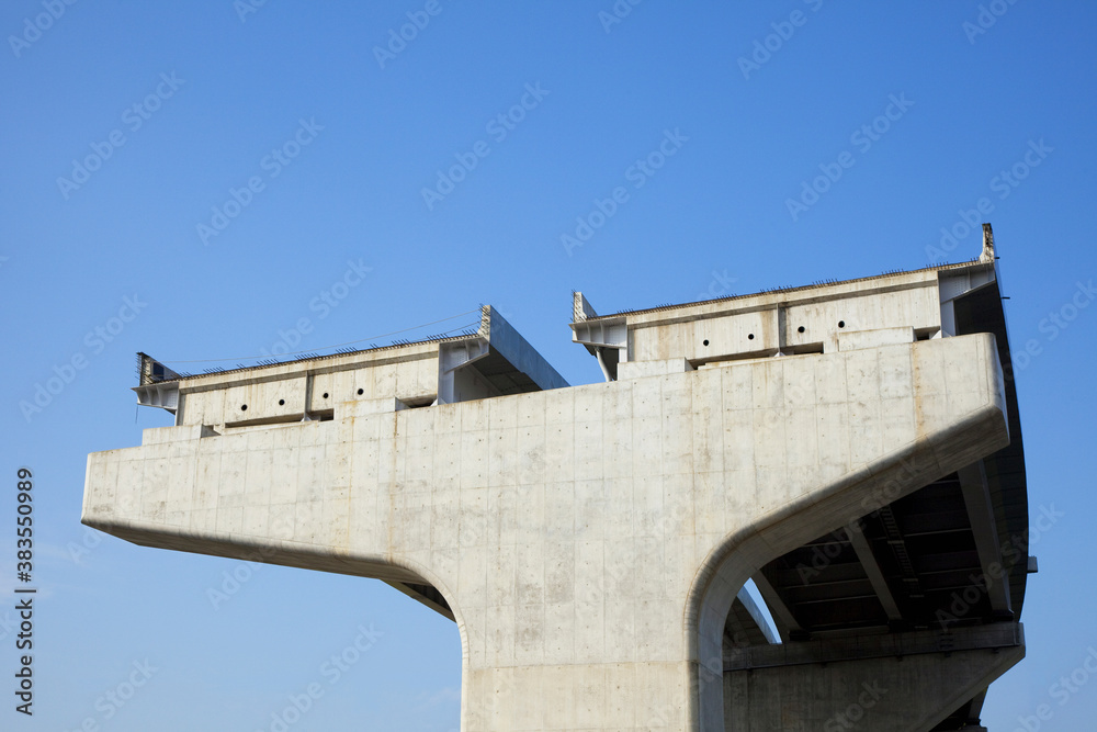 建設途中の高速道路