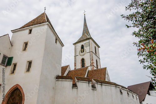 Muttenz, Kirche, Sankt Arbogastkirche, Sankt Arbogast, Reformierte Kirche, Ringmauern, Kirchhof, Dorf, Dorfkern, Kirchplatz, Kirchturm, Baselland, Schweiz, Herbst, Sommer photo