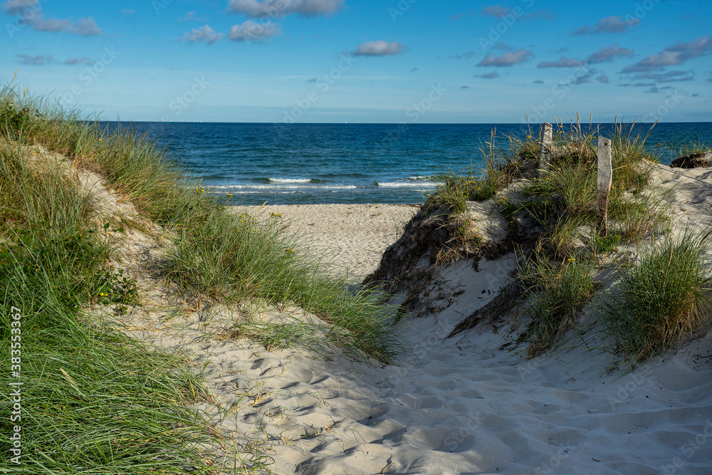 Strandzugang am Naturstrand im Hintergrund Meer