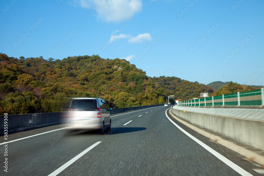 高速道路を走る車