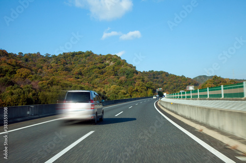 高速道路を走る車 © Paylessimages