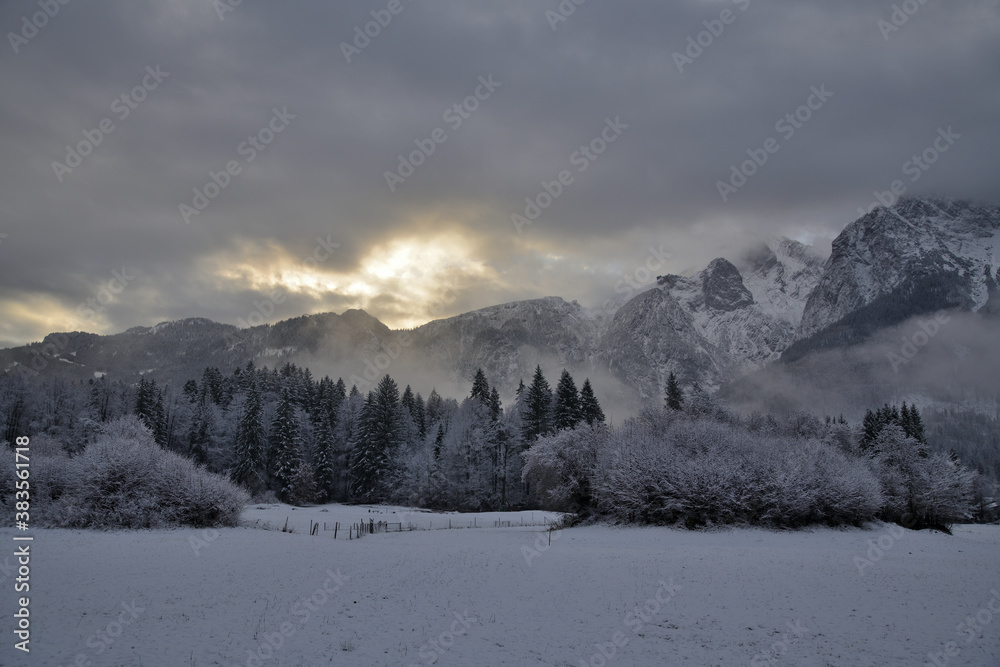 Winterliche Morgenstimmung mit blick auf die Bergstation der Alpspitzbahn