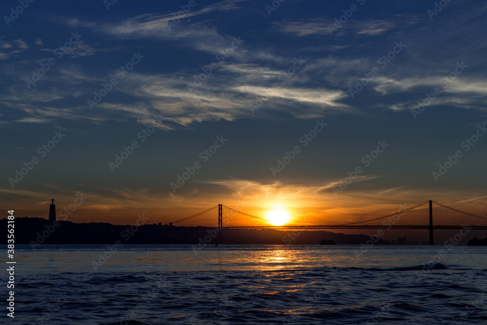 Vasco da Gama Brücke bei Sonnenuntergang in Lissabon über den Fluss