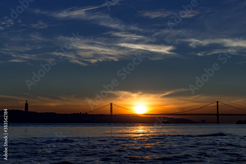 Vasco da Gama Brücke bei Sonnenuntergang in Lissabon über den Fluss © Indra