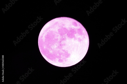 明るくて大きなピンクの満月