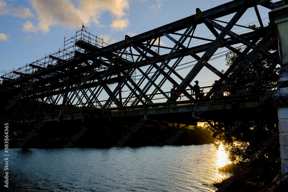 Obraz premium bridge at sunset