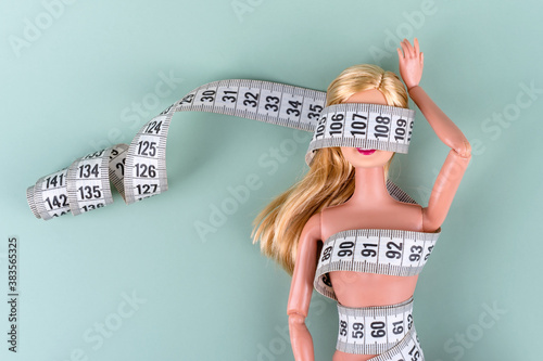 Tableau sur toile Doll wrapped in measuring tape