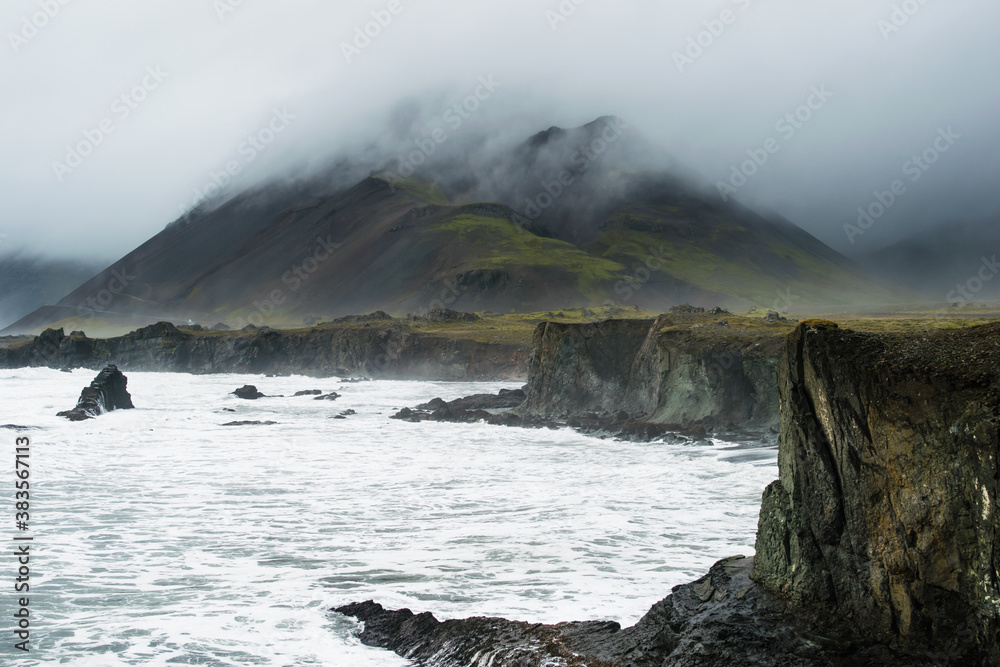 Obraz premium Clouds over mountain