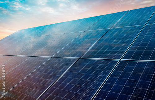 Foto Solarpanel Anlage im Abendlicht