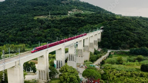 Treno in transito sul ponte photo